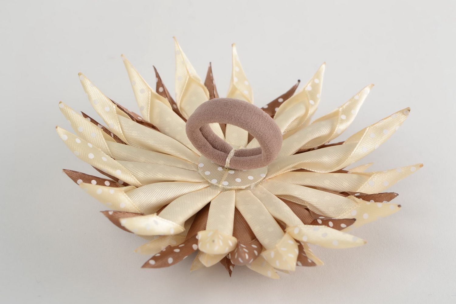 Schönes beige Haargummi mit Blume aus Atlasbändern in Kanzashi Technik foto 5