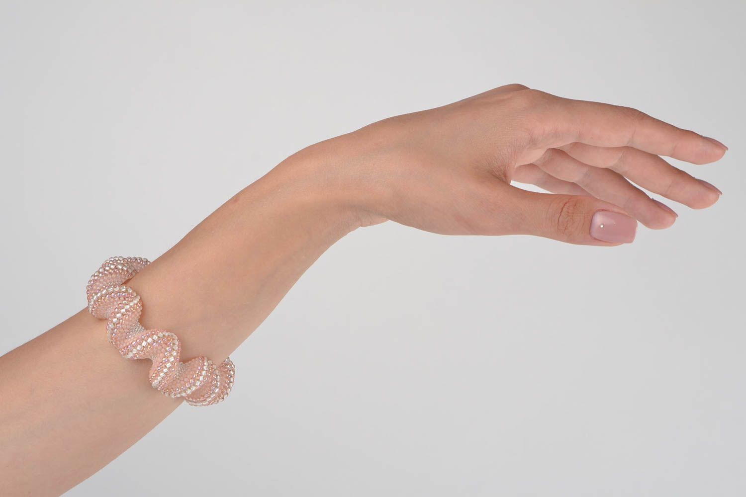 Bracelet large rose Bijou fait main en perles de rocaille élégant Cadeau femme photo 2