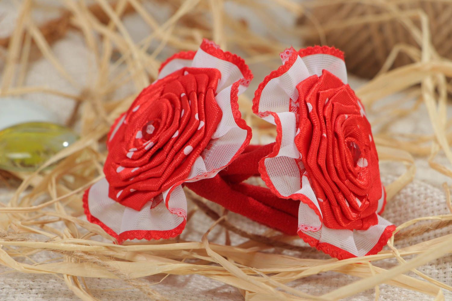 Deux élastiques cheveux en rubans de satin avec fleurs roses rouges originaux photo 1