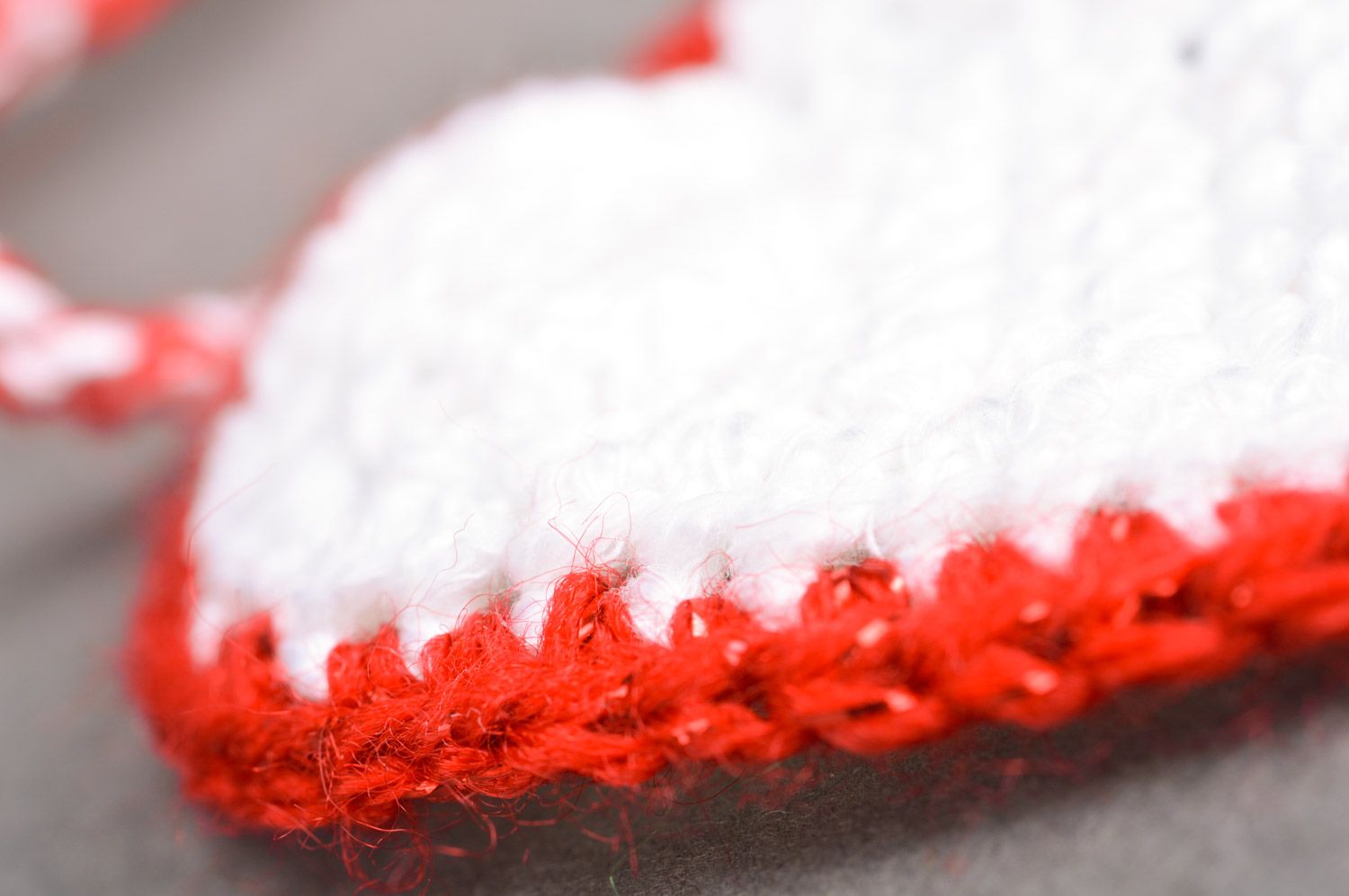Handmade gehäkelte Interieur Anhänger Herzen aus Halbwolle rot und weiss 2 Stück foto 5