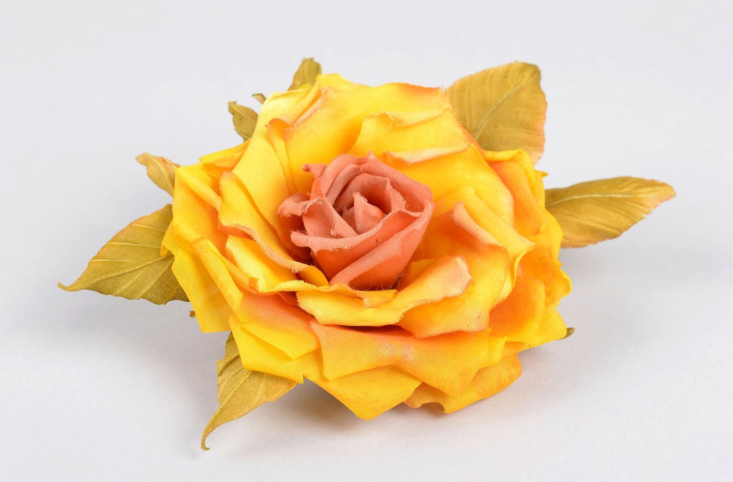 Broche fleur fait main Bijou tissu soie jaune Accessoire femme de créateur photo 1