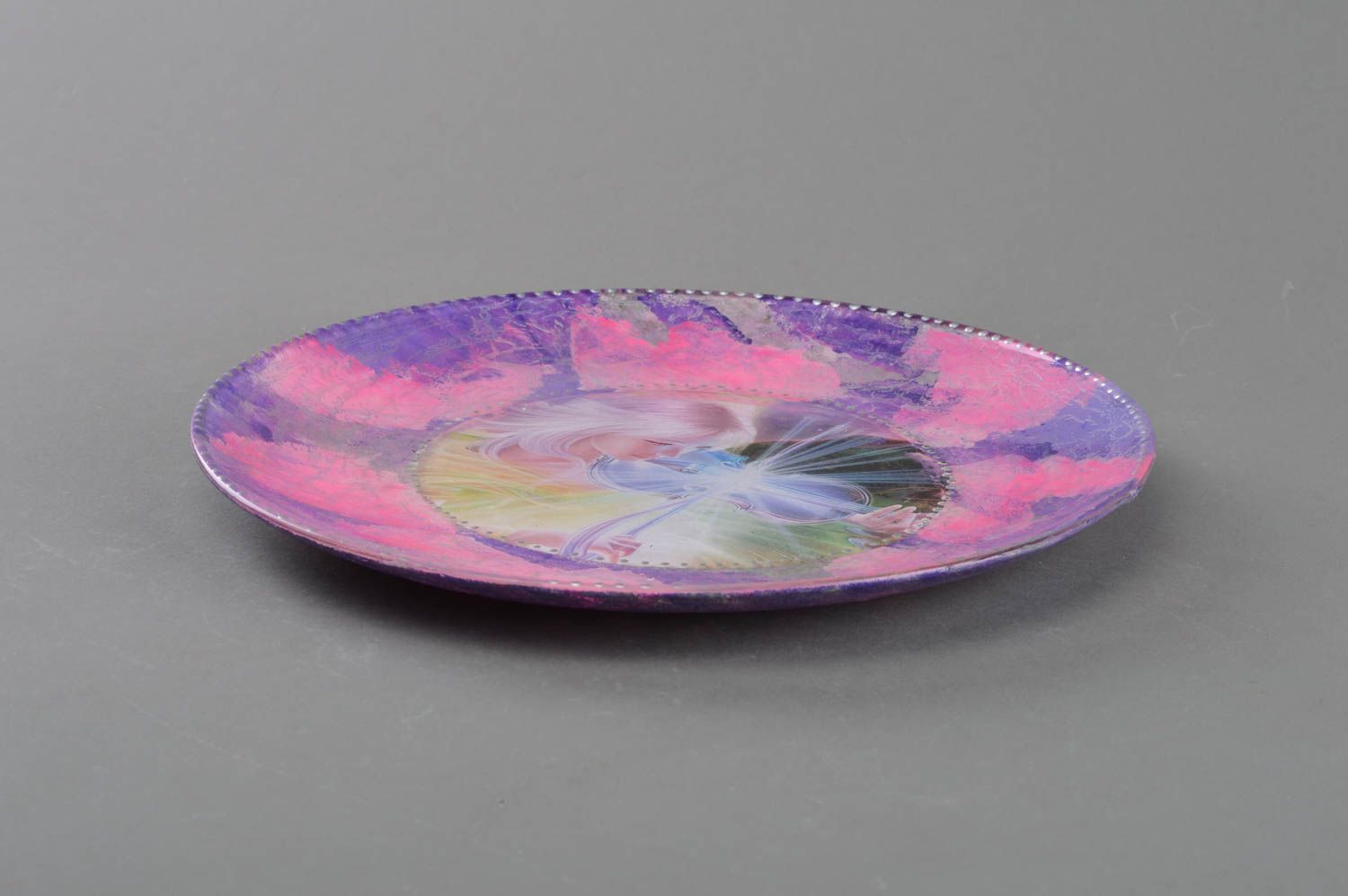 Стеклянная тарелка в технике декупаж ручной работы для декора дома Скрипачка фото 2