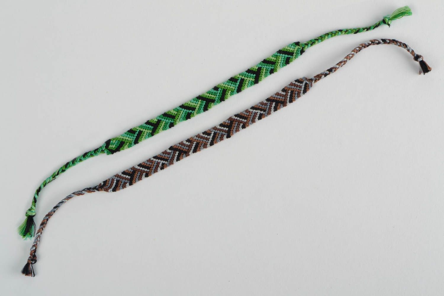 Набор браслетов из ниток в технике макраме ручной работы зеленый и коричневый фото 5