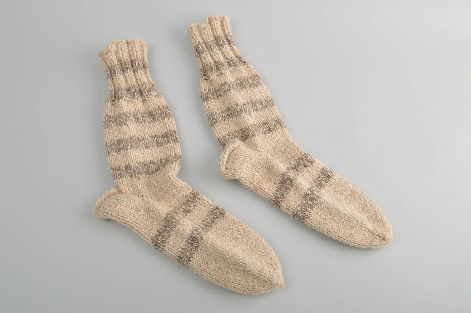 Носки ручной работы женские носки светлые шерстяные носки спицами красивые фото 2
