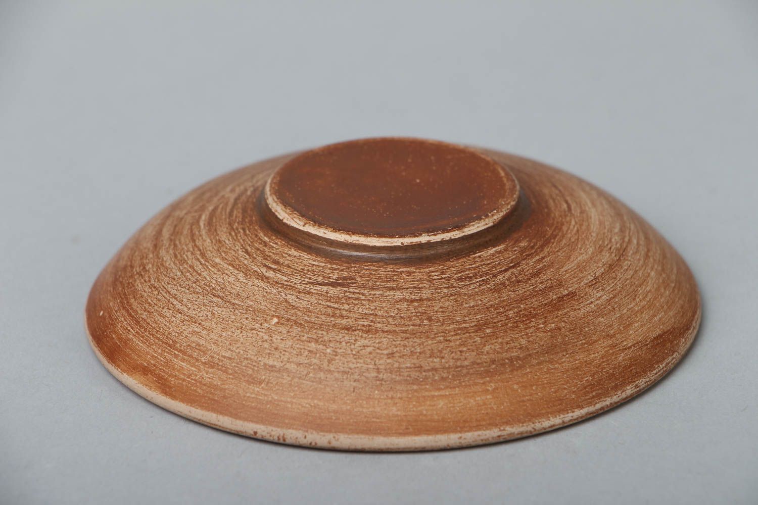 Pequeño plato de cerámica con ornamento foto 3