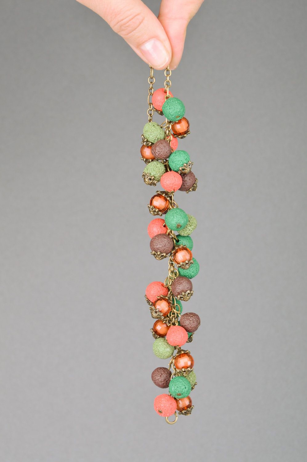 Наручный браслет из полимерной глины с подвесками ручной работы зеленое с розовым фото 3