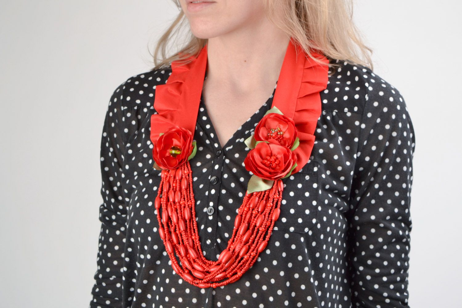 Gros collier en satin couleur rouge de design fait main fleurs Coquelicots photo 1