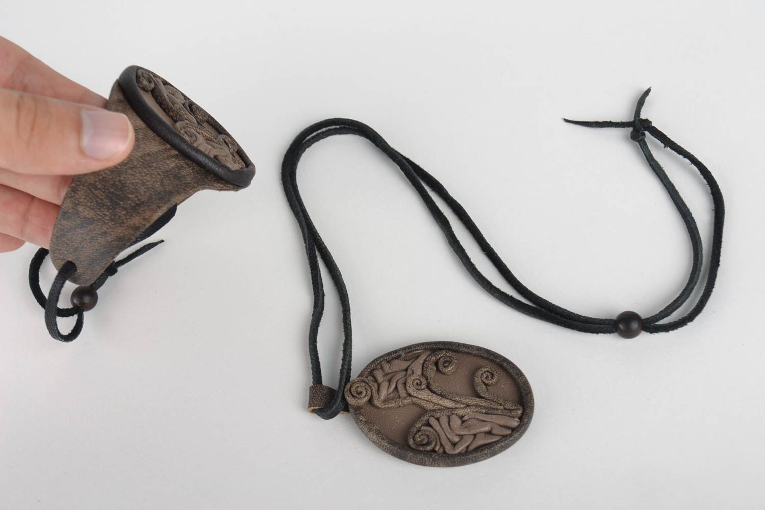 Набор кулон на кожаном шнурке ручной работы браслет на руку украшения из кожи фото 5