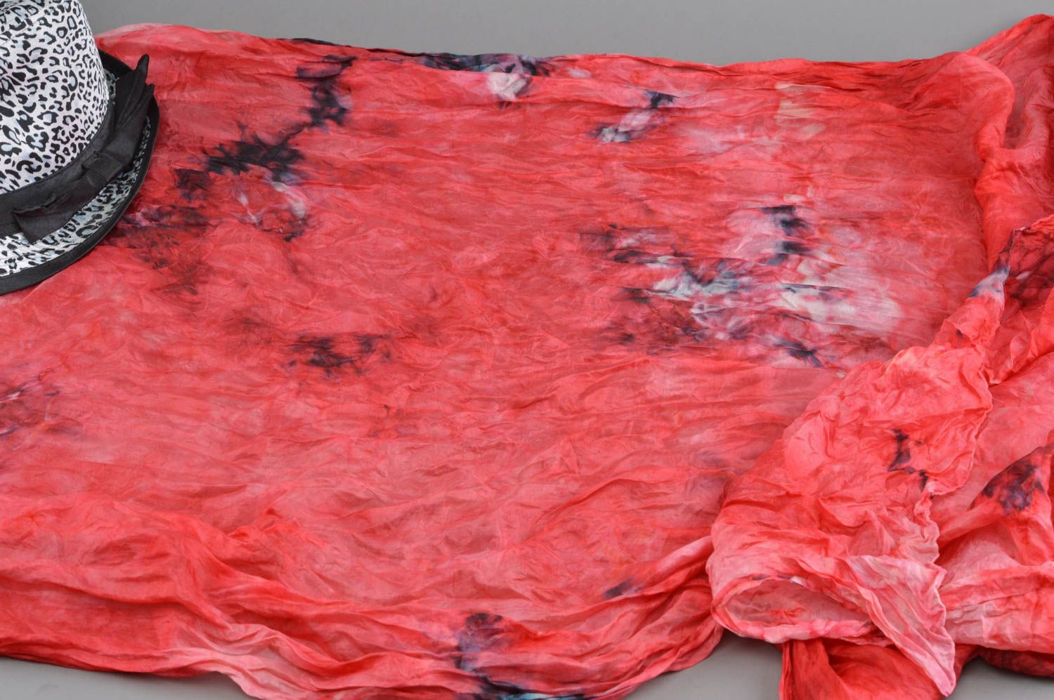 Châle en soie rouge peint de couleurs spéciales technique batik fait main  photo 3