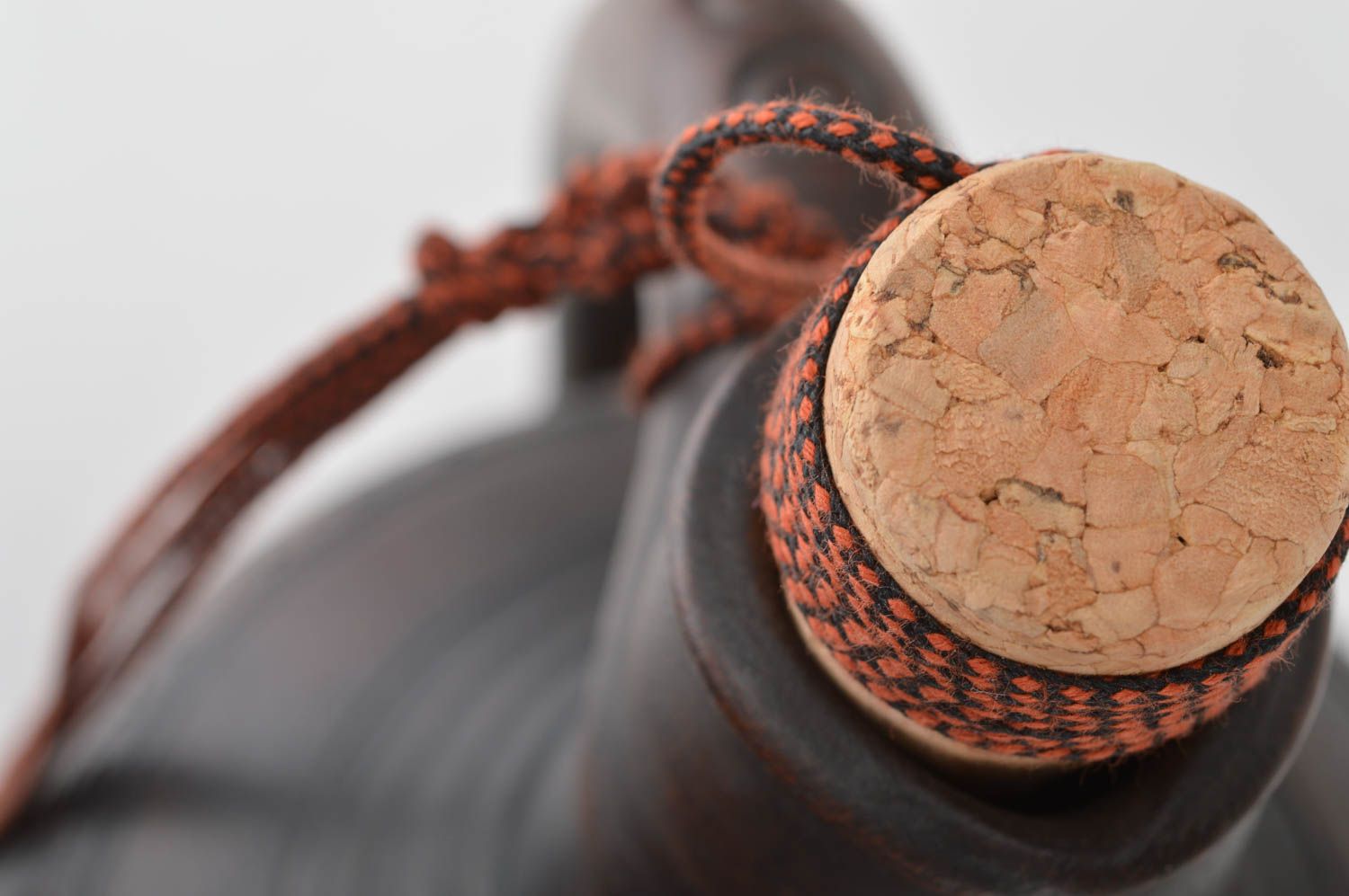 Botella cerámica con corcho decorativa artesanal marrón con ornamento 330 ml foto 4