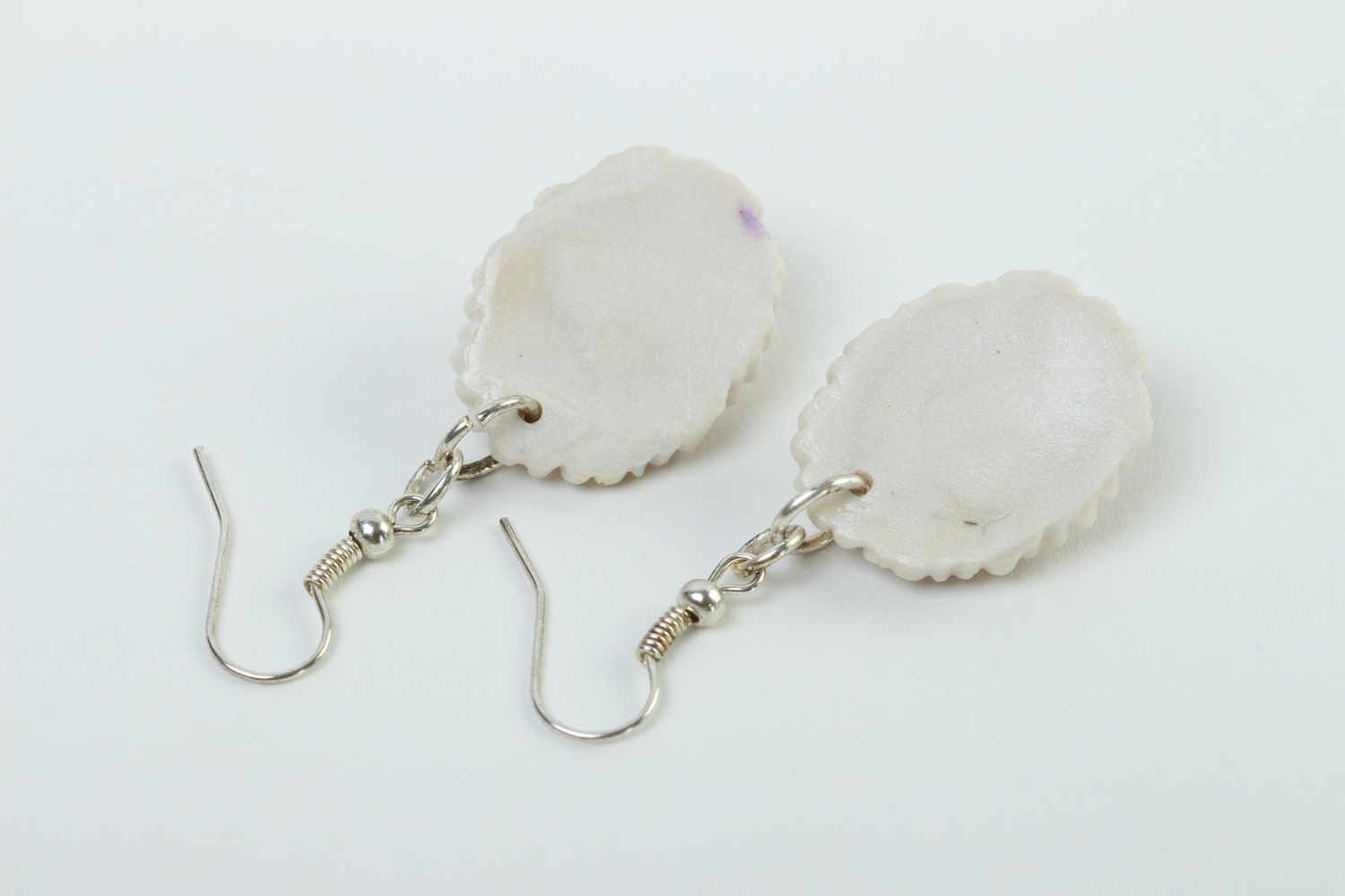 Boucles d'oreilles pendantes Bijou fait main ovales blanc-violet Cadeau femme photo 4