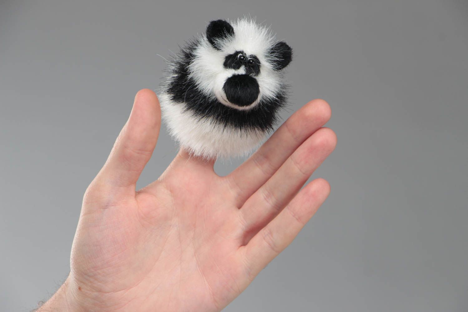 Игрушка на пальчик меховая в виде панды маленькая белая с черным ручная работа фото 5