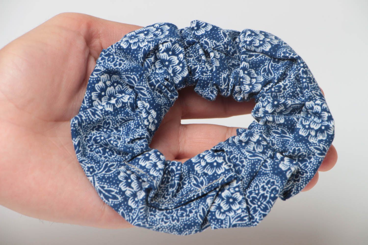 Handgemachtes schönes originelles Stoff Haargummi in Blau aus Baumwollstoff foto 5