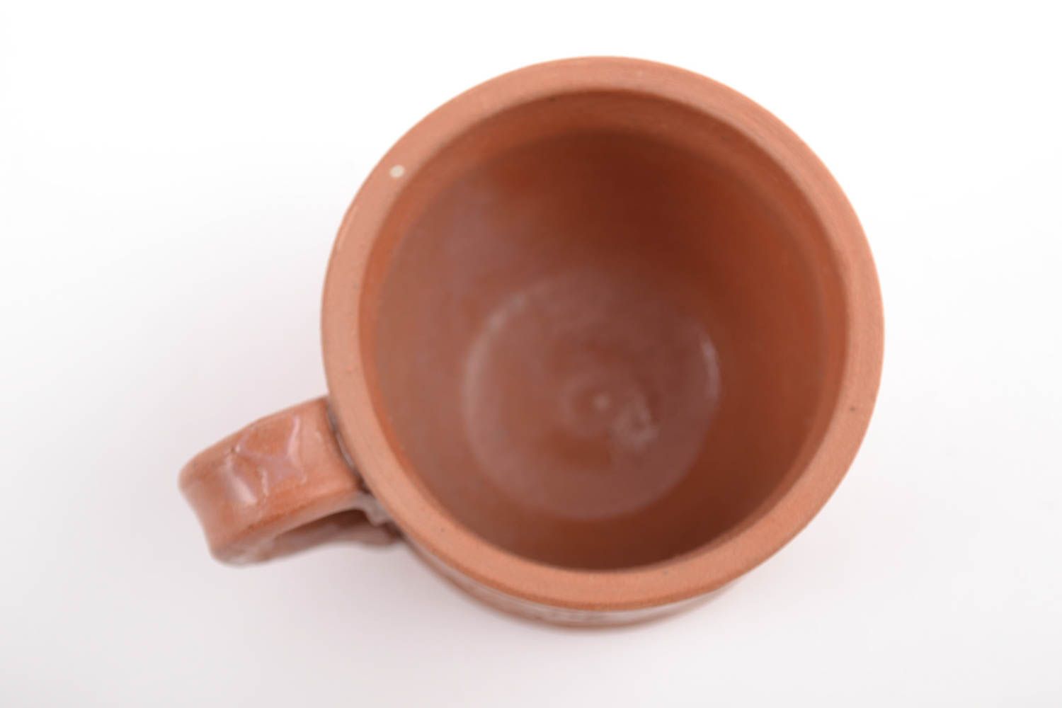 Глиняная чашка в технике молочного обжига ручной работы маленькая объемом 75 мл фото 3