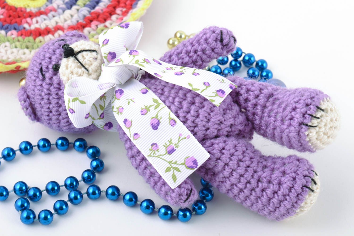 Juguete de peluche tejido artesanal de lana osito violeta con lazo bonito foto 1