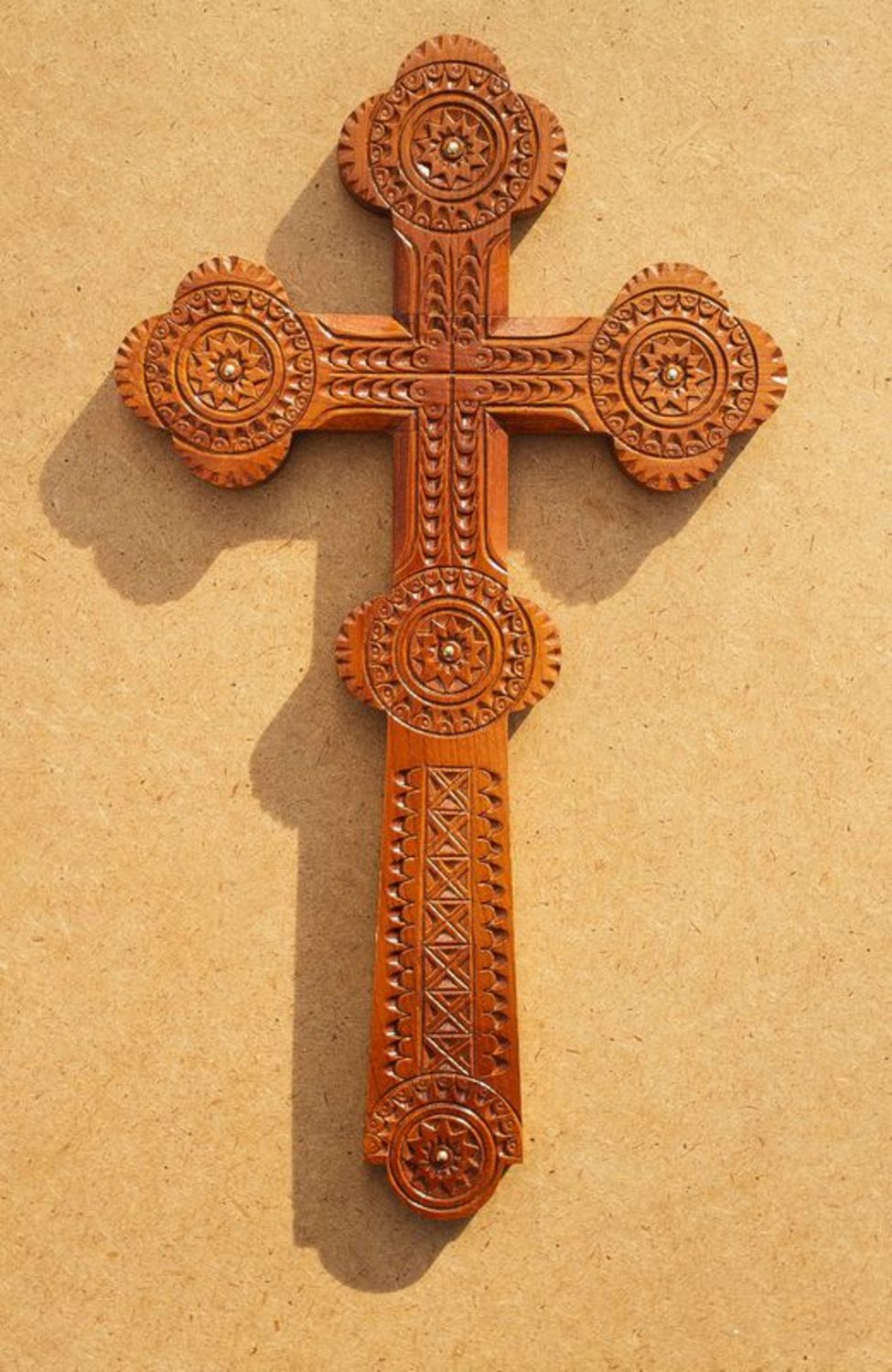 Деревянный резной крест фото 2