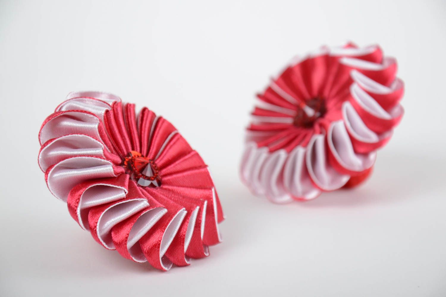 Schöne rote Haargummis mit Blumen aus Atlasbändern handmade Schmuck Set 2 foto 4