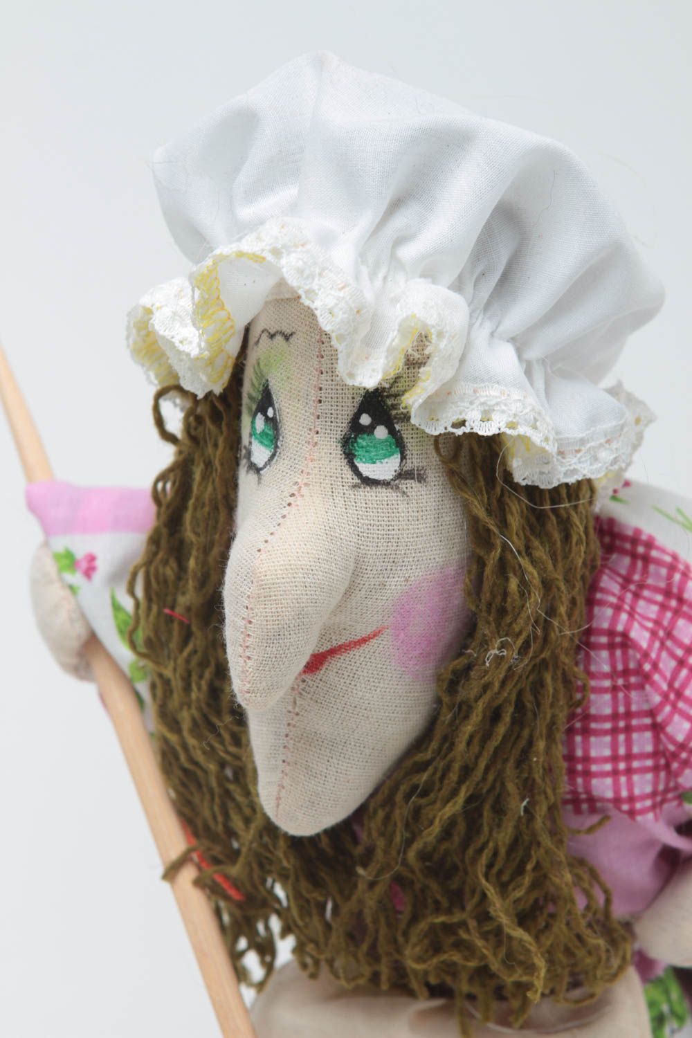 Игрушка кукла из ткани Баба яга с метлой смешная небольшая ручной работы фото 3