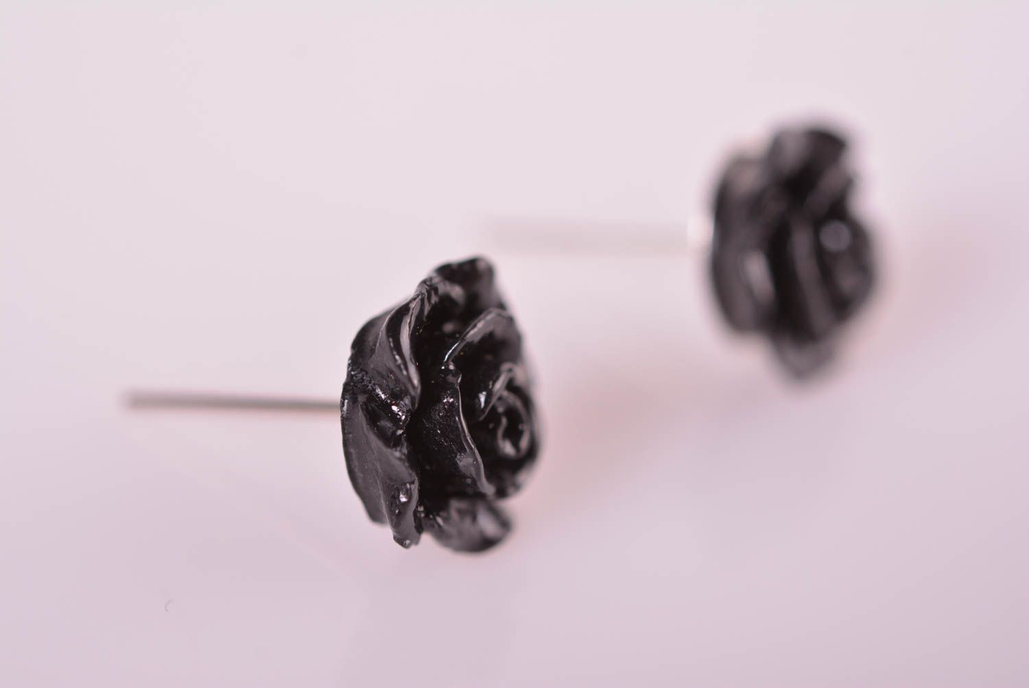Модные серьги украшение ручной работы серьги клипсы из пластики черные розы фото 4