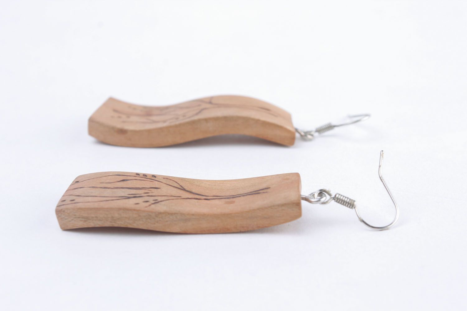 Lange Ohrringe aus Holz foto 4