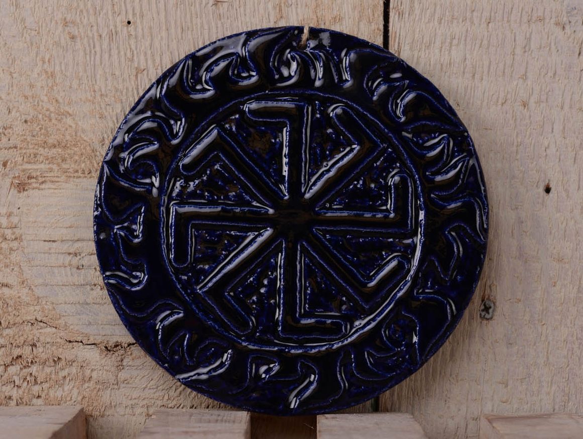 Pingente talismã de interior de cerâmica Kolyada coberto com esmalte foto 1