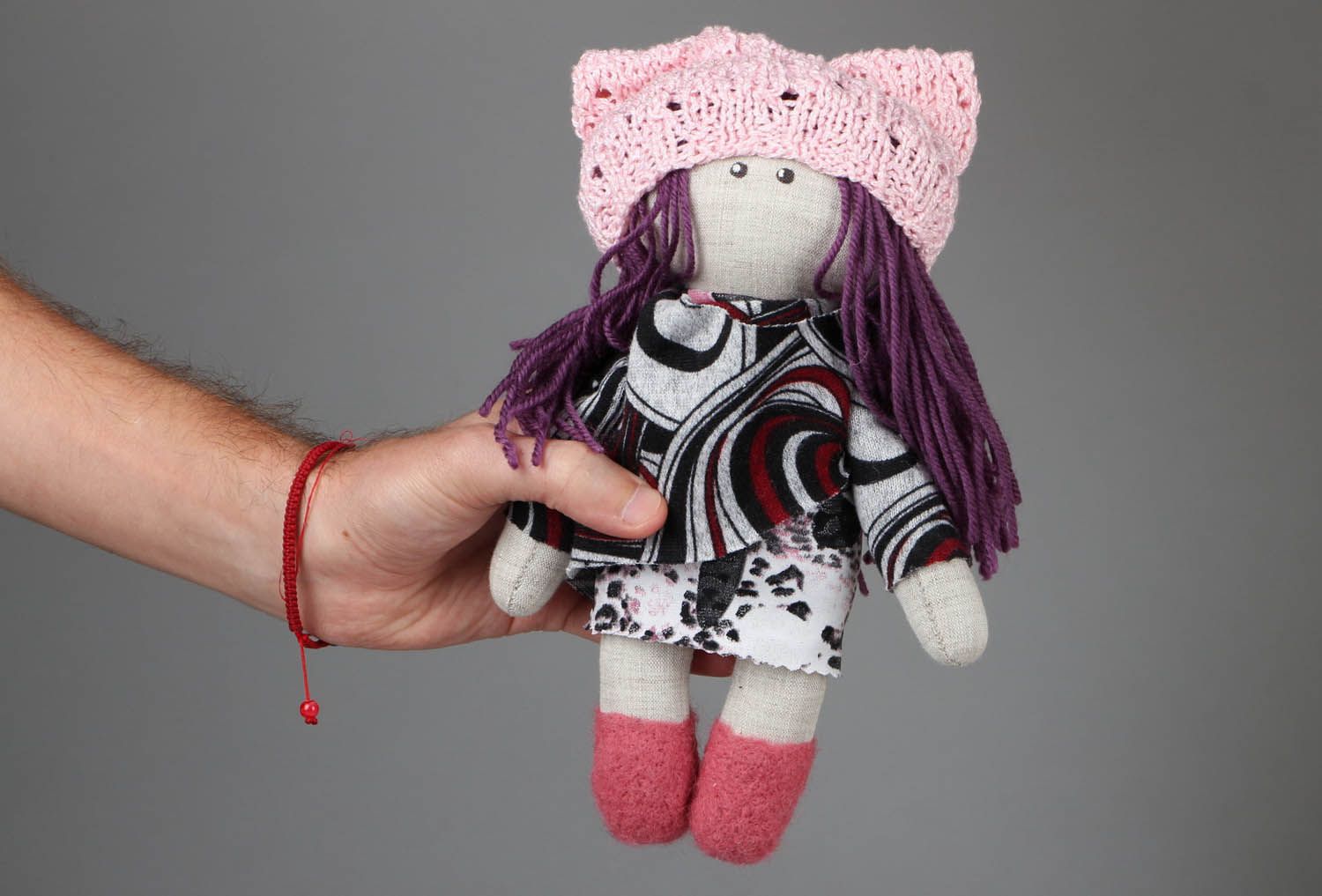 Кукла в вязаной шапке  фото 4