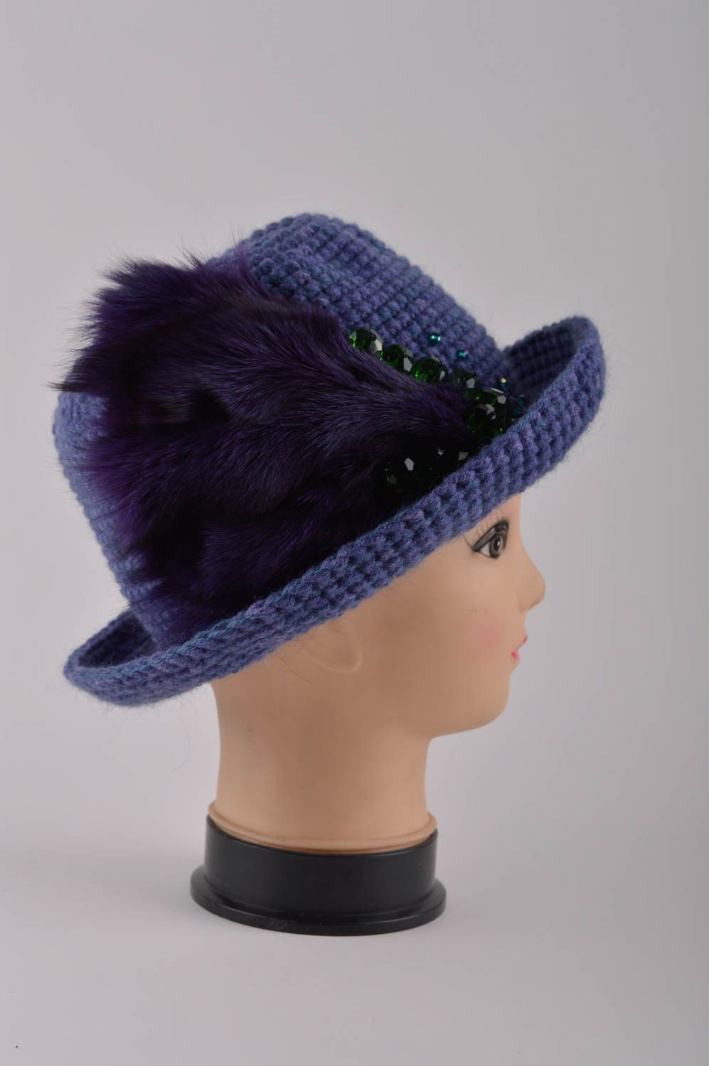 Дизайнерская шапка ручной работы вязаная шляпка зимний головной убор с мехом фото 4