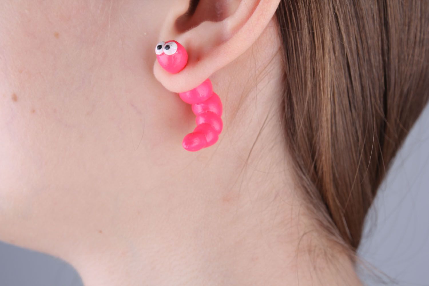 Boucles d'oreilles en argile polymère chenille rose photo 1