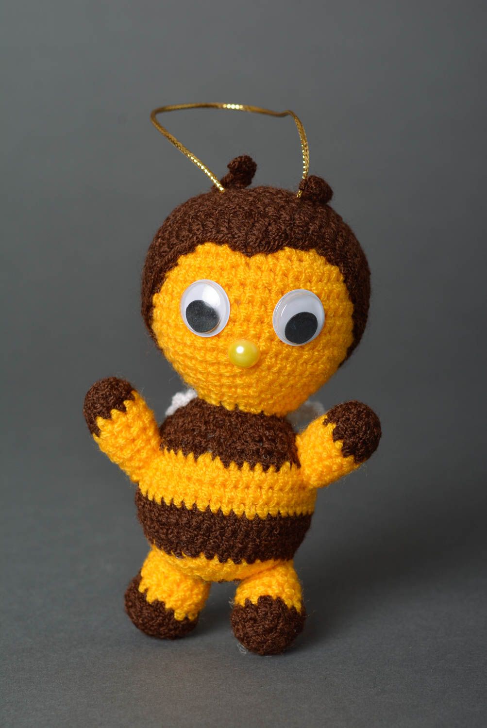 Peluche abeille à suspendre Jouet fait main tricoté au crochet Cadeau enfant photo 1
