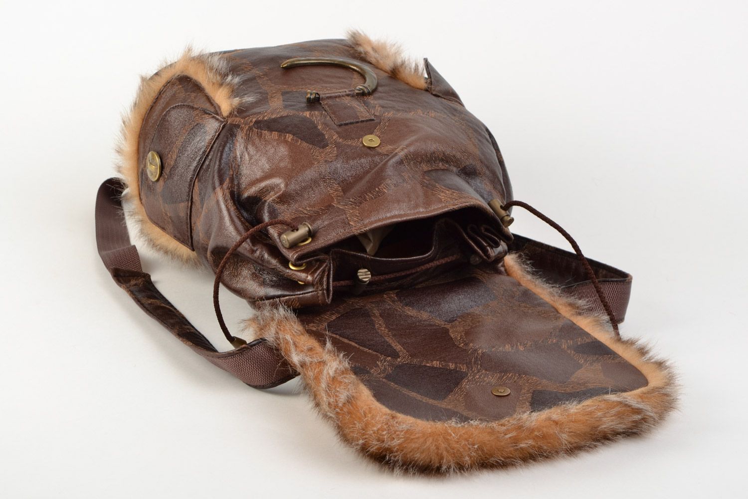 Handgemachter exklusiver Frauen Rucksack aus Stoff und Pelz in Braun   foto 4