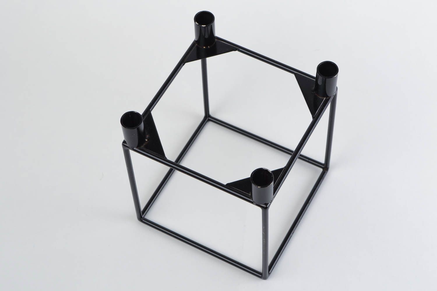 Candelero de metal para velas estrechas hecho a mano negro con forma de cubo foto 5