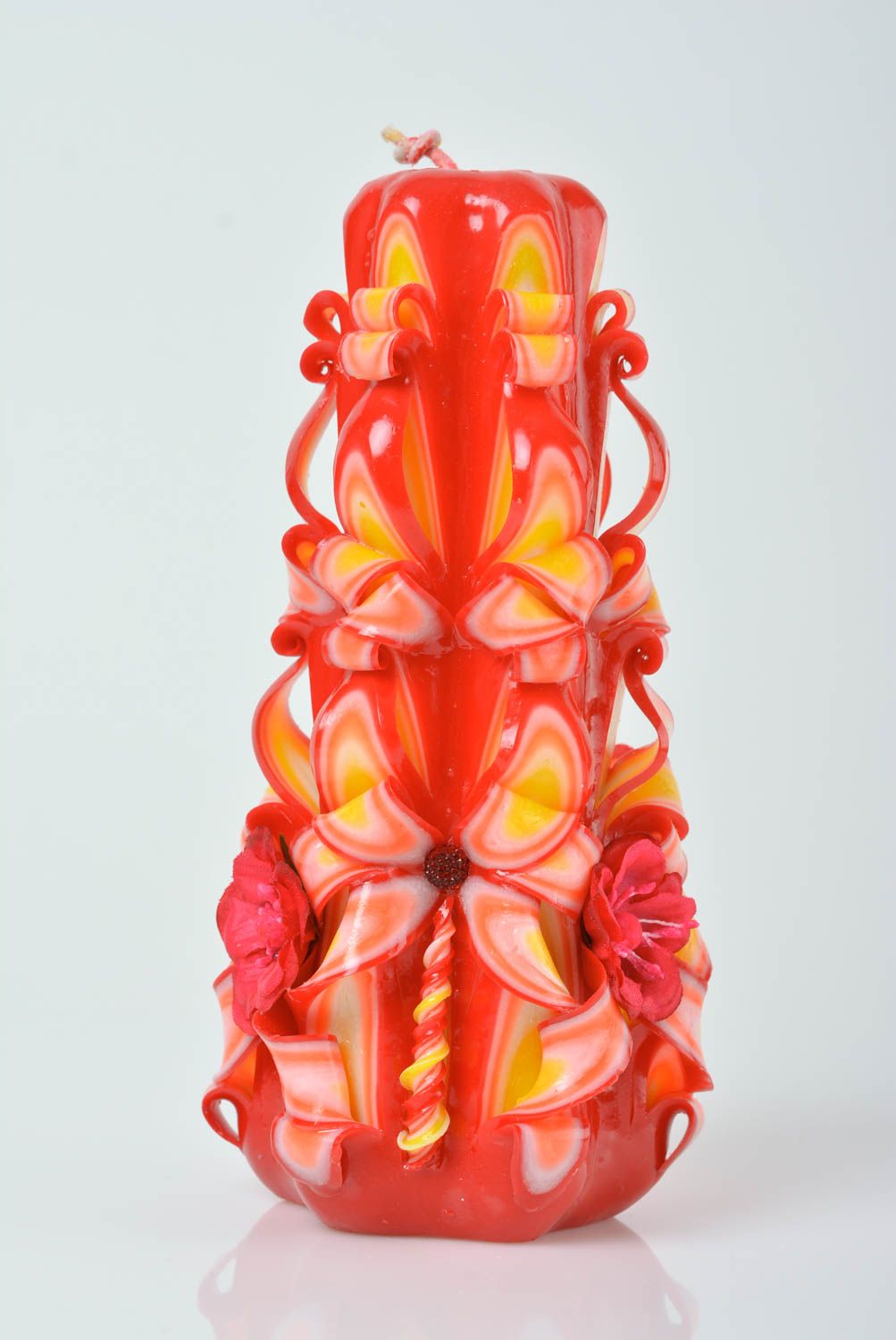 Парафиновая свеча декоративная резная оранжевого цвета ручной работы для дома фото 1