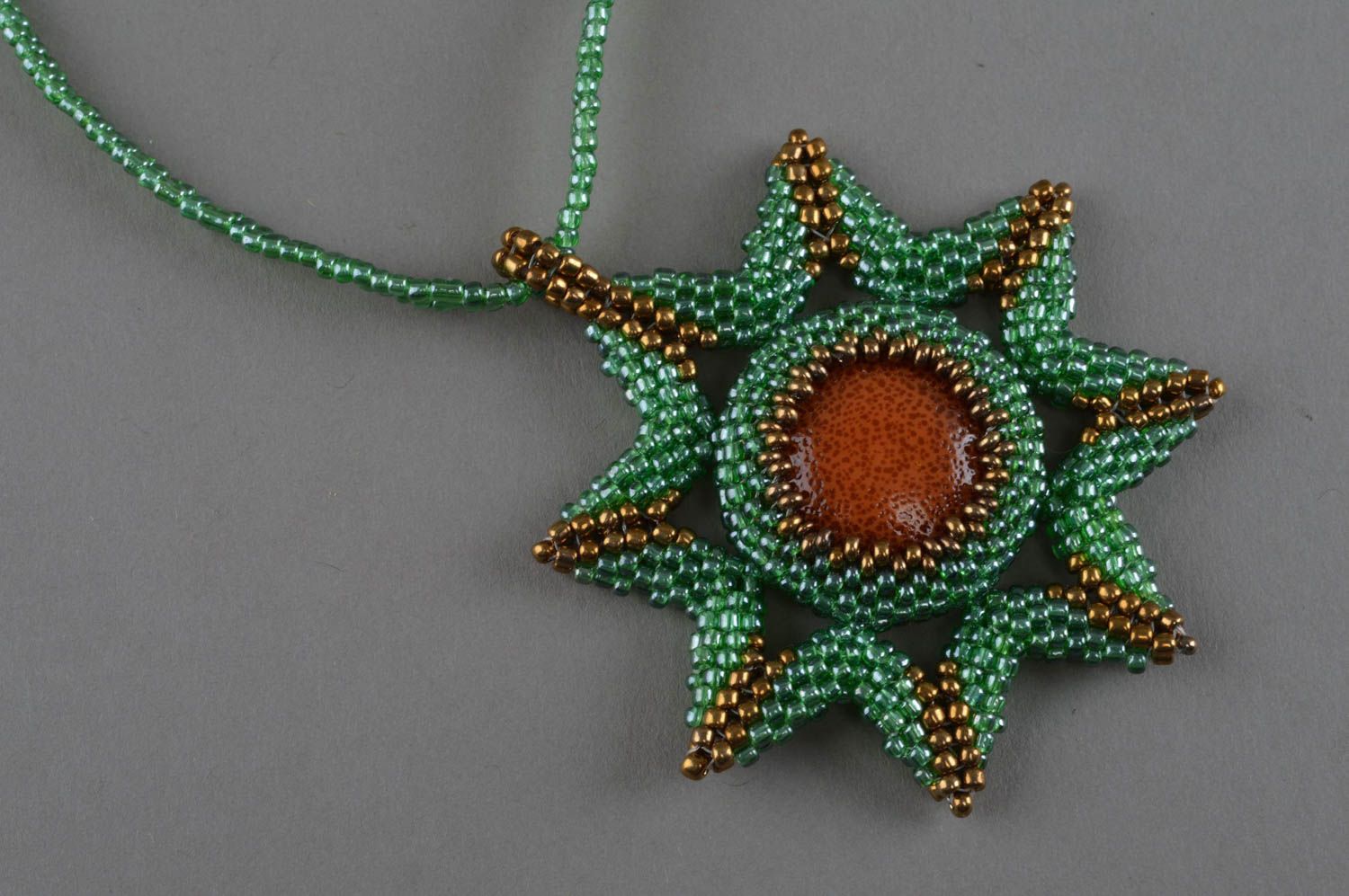 Pendentif en perles de rocaille fait main original vert en forme d'étoile photo 2