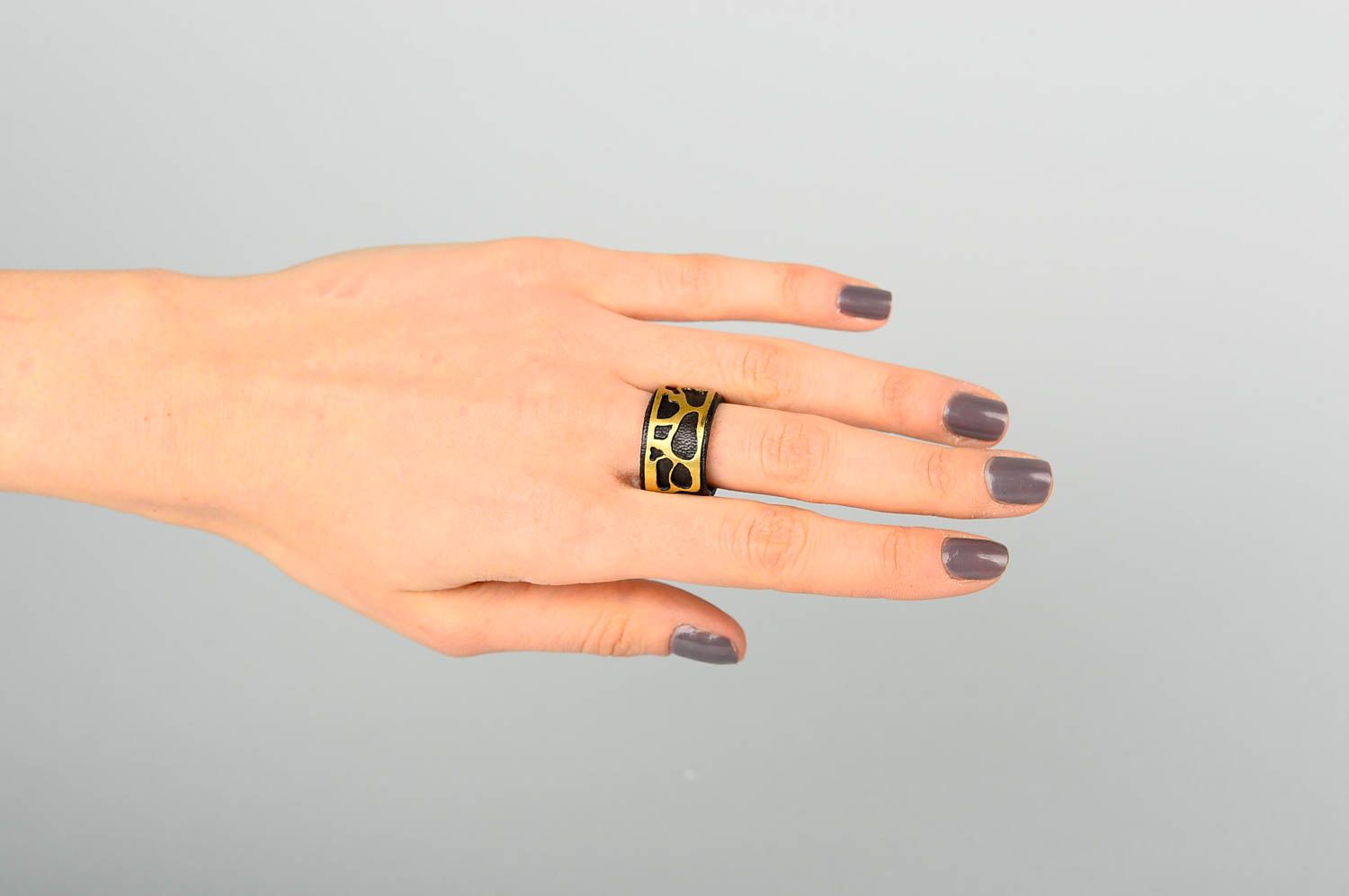 Кольцо ручной работы металлическое украшение кольцо из кожи женское широкое фото 2