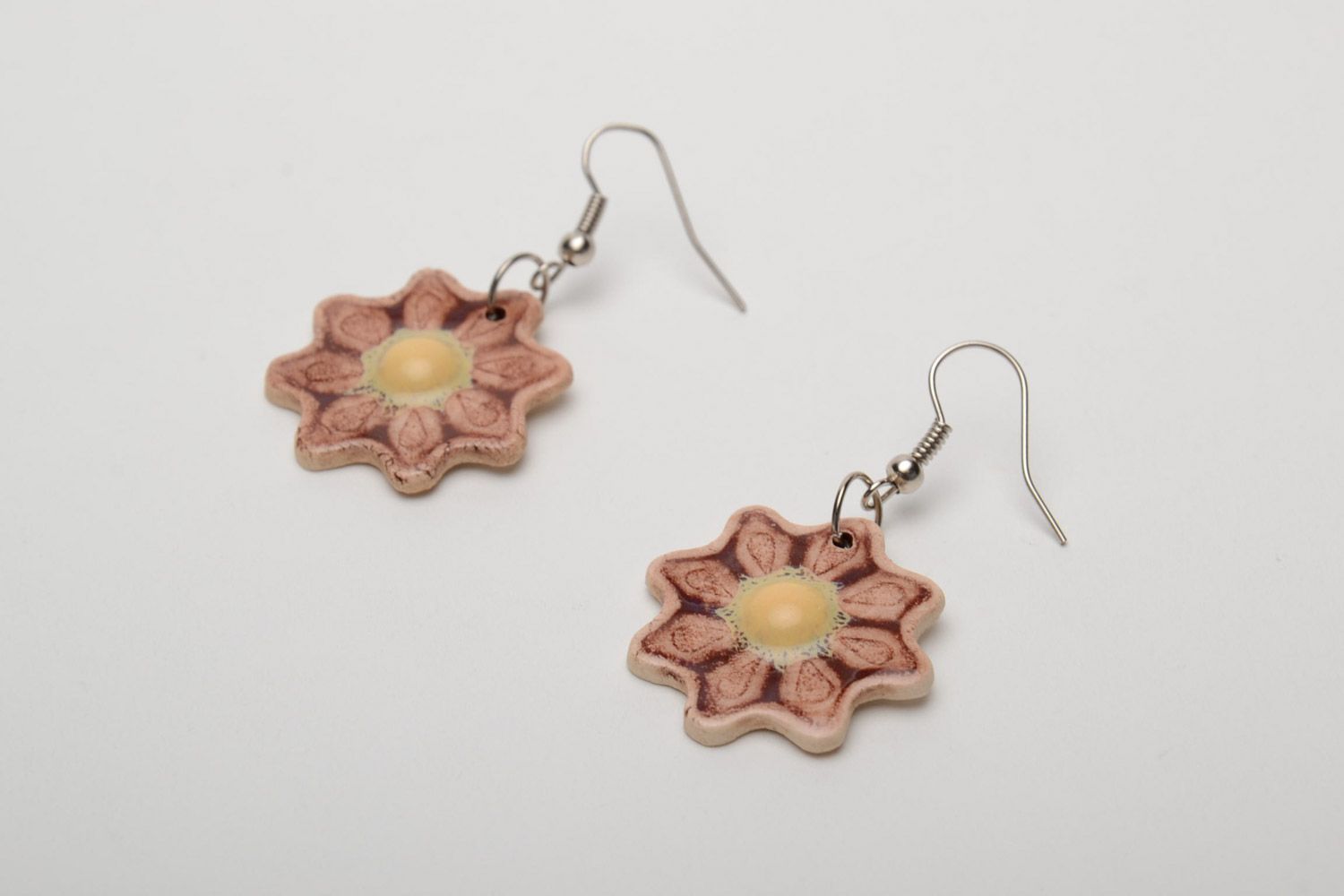 Schöne keramische handgemachte Ohrringe aus Ton in Form von Blumen mit Emaille  foto 3