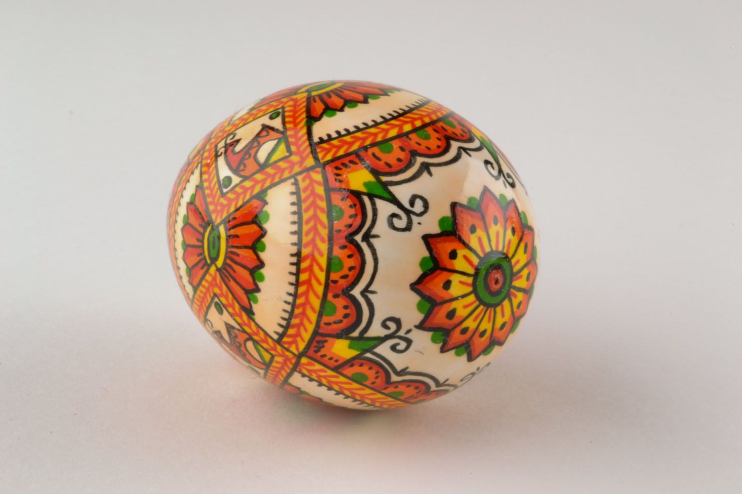 Huevo de Pascua de madera con ornamento étnico foto 3