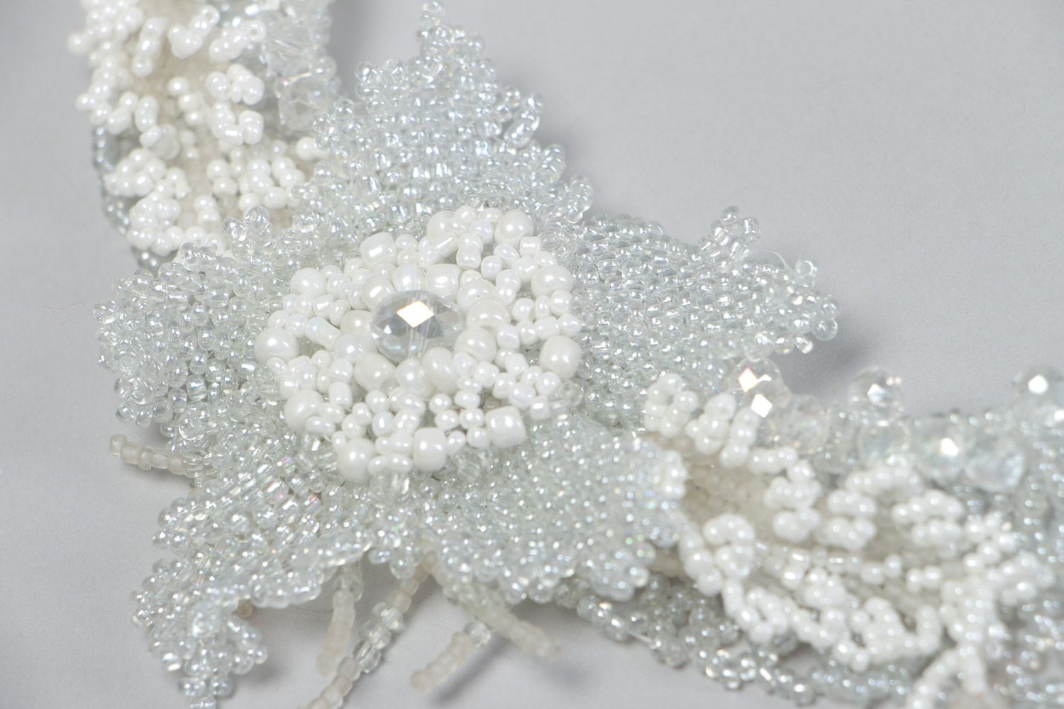 Collier ajouré en perles de rocailles blanches fait main avec grande fleur photo 4