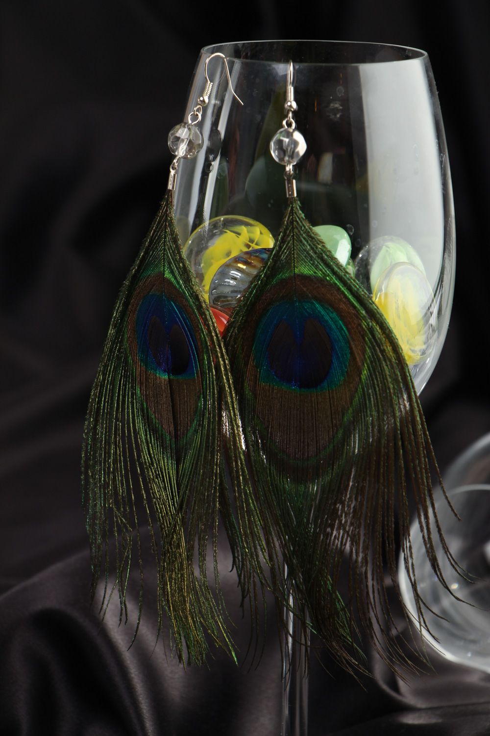Handgemachte ungewöhnliche Pfauenfedern Ohrringe mit Glasperlen und Metallfurnitur foto 5