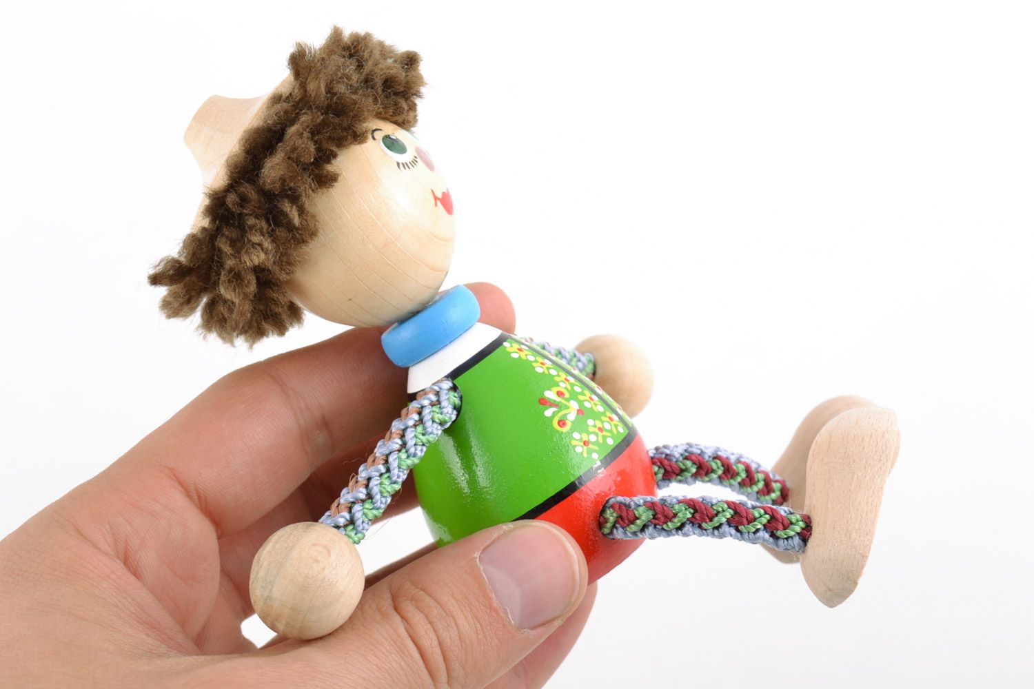 Handmade bemaltes originelles Öko Spielzeug aus Holz Junge mit Hut Geschenk foto 2