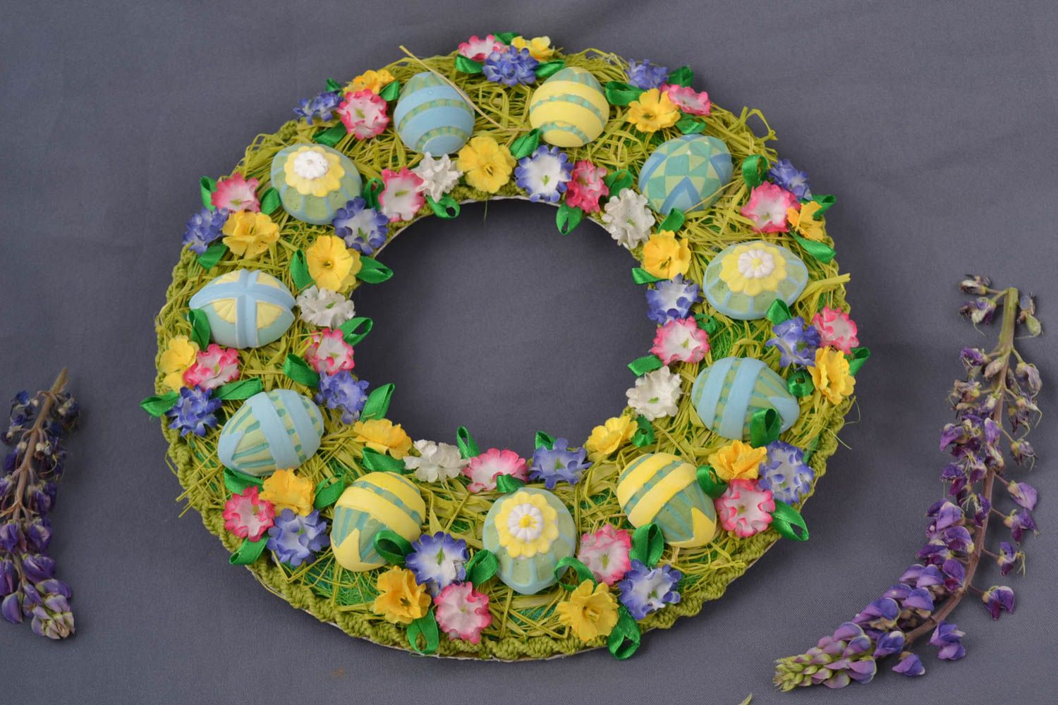 Corona para la puerta con flores y huevos decoración de Pascua artesanal  foto 1
