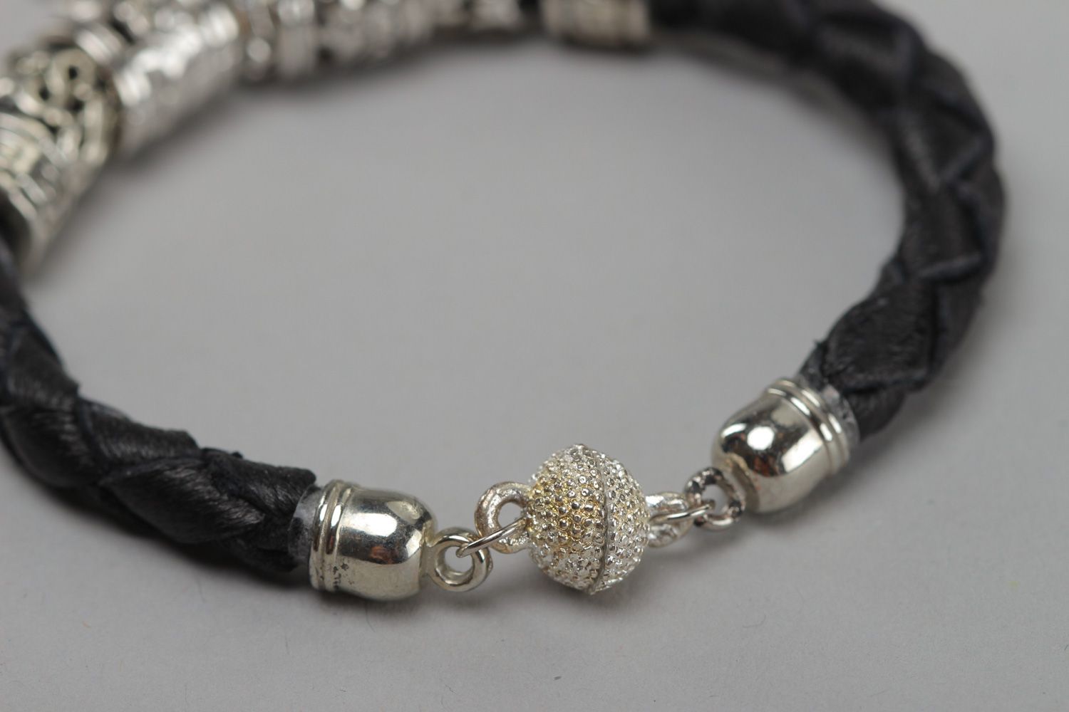 Bracelet fait main de vrai cuir noir avec pendeloque ange métallique unisexe photo 4