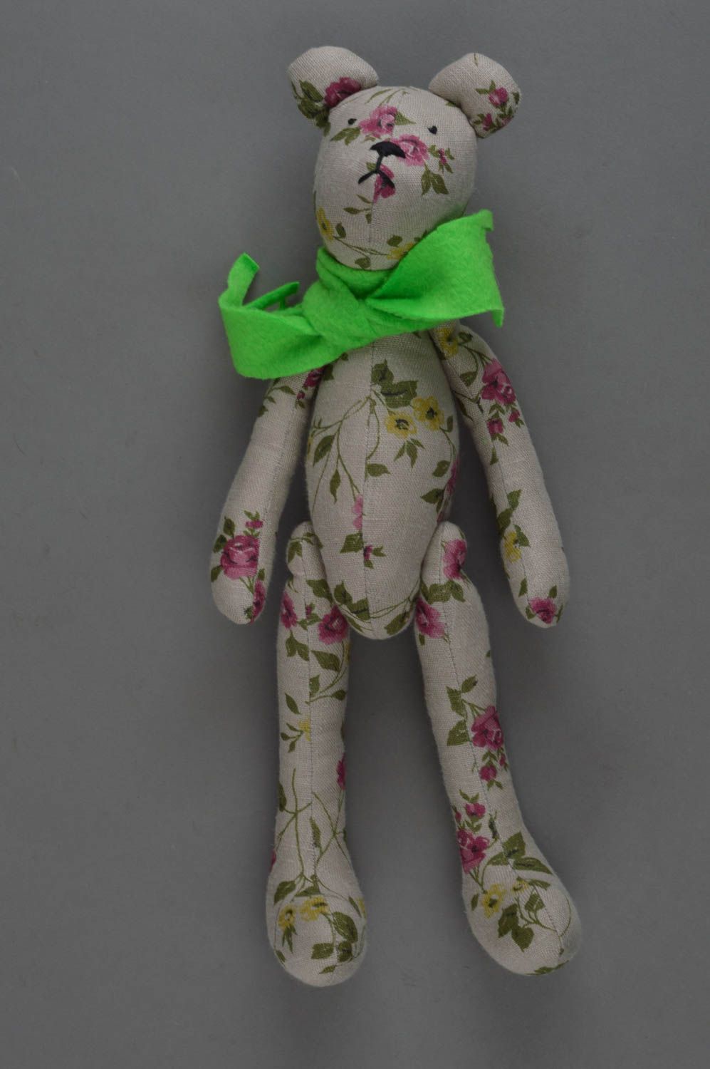 Jouet ours en lin naturel fait main gris à motif floral avec écharpe verte  photo 3