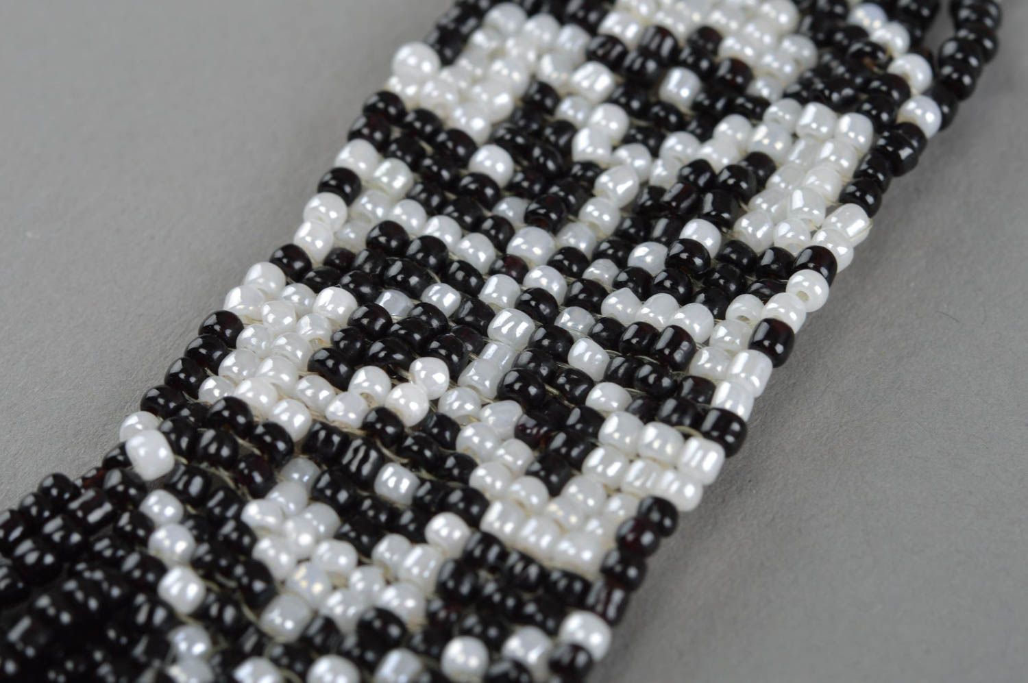 Ожерелье из бисера черно-белое красивое многорядное массивное ручной работы фото 3