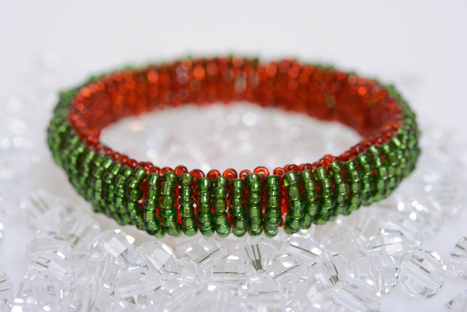 Bracelet en perles de rocailles fait main vert rouge de design bijou de créateur photo 3