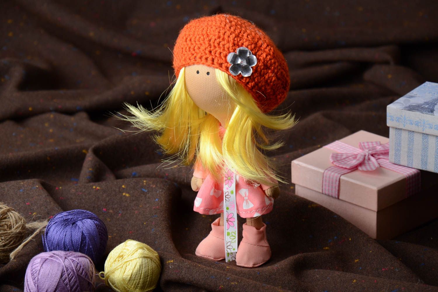 Exklusive Interieur Puppe handmade aus Textil Mädchen in Baskenmütze für kleine Prinzessin foto 1