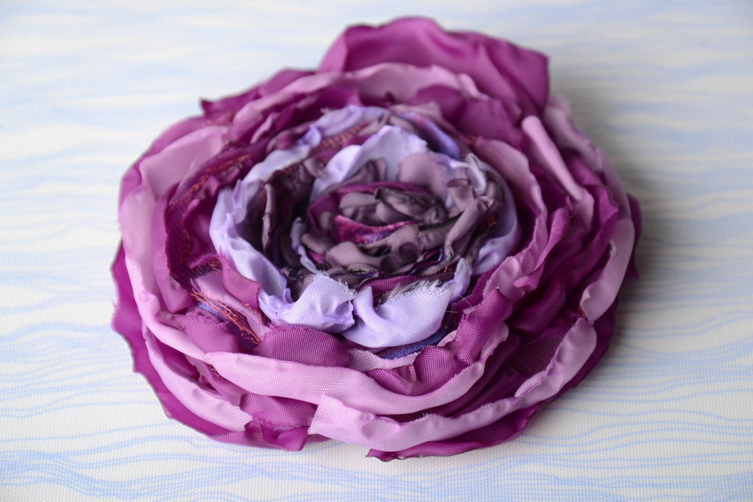 Broche fleur fait main Bijou fantaisie en rubans violet Accessoire femme joli photo 1