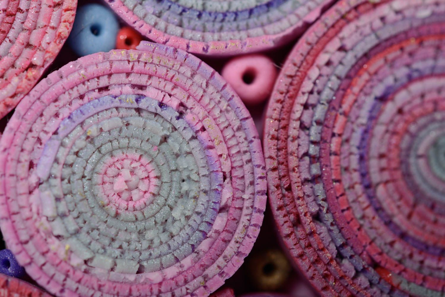 Collier volumineux en pâte polymère fait main rose-mauve design original photo 3