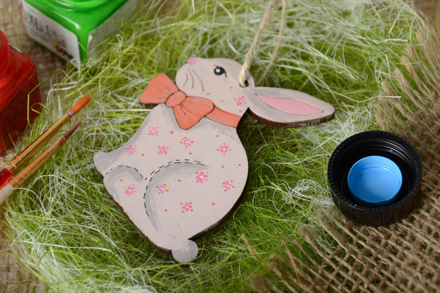 Фанерная интерьерная подвеска пасхальная в виде кролика с росписью фото 1