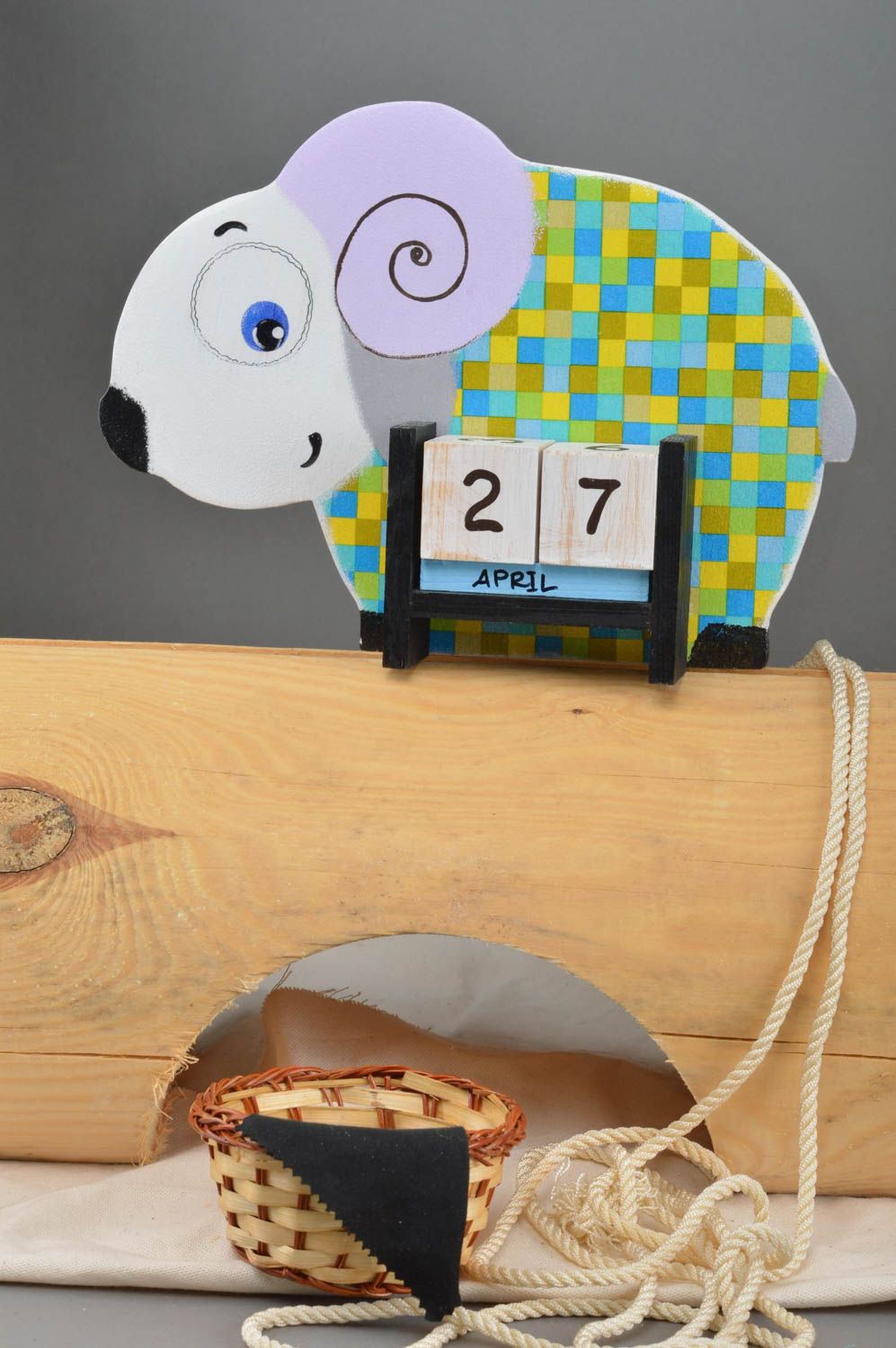 Stilvoller karierter lustiger handmade Tischkalender aus Holz Lamm Decoupage foto 1