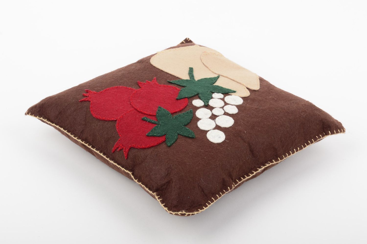Подушка декоративная подарок ручной работы диванная подушка из фетра с гранатами фото 2